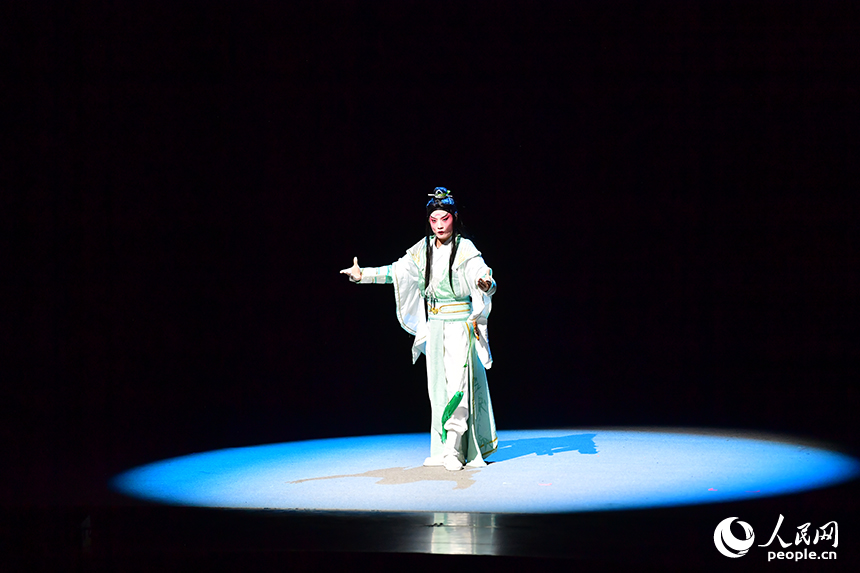 贛劇《李邇王》在南昌群星劇場精彩上演。圖為演出現場。人民網記者 時雨攝