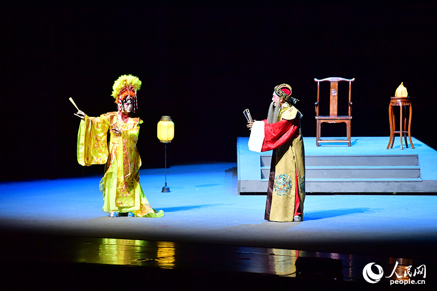 贛劇《李邇王》在南昌群星劇場精彩上演。圖為演出現場。人民網記者 時雨攝