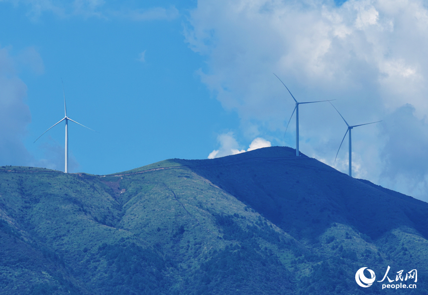 靖安縣中源鄉九嶺尖山頭，一座座風力發電機正在迎風運轉。人民網記者 毛思遠攝