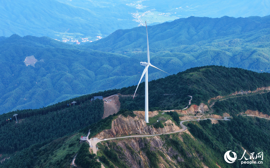 靖安縣中源鄉九嶺尖山頭，一座座風力發電機正在迎風運轉。人民網記者 毛思遠攝