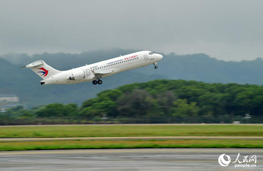 C909飛機從南昌昌北國際機場起飛直抵澳門。人民網記者 時雨攝