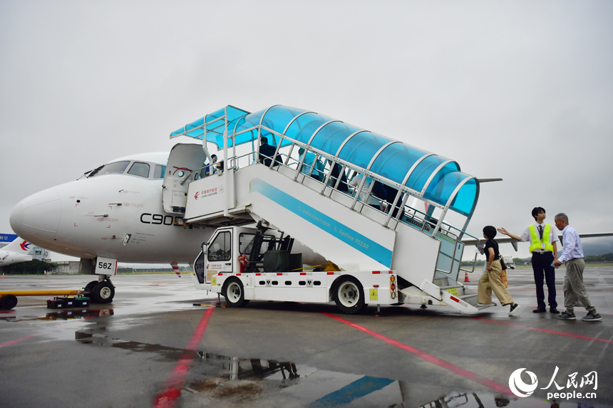 南昌昌北國際機場停機坪上，旅客們登上C909飛機前往澳門。人民網記者 時雨攝
