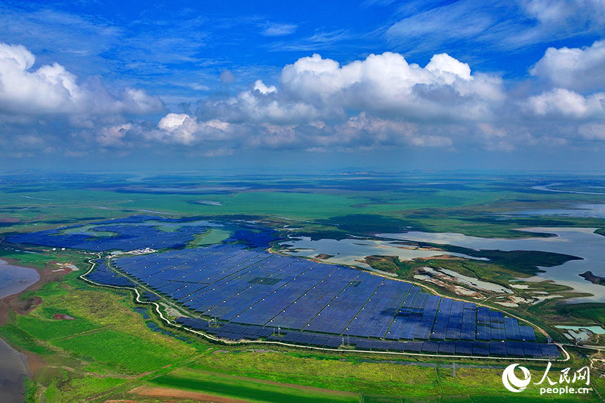 共青城市江益鎮帥家村，連片的藍色光伏發電板整齊排列、蔚為壯觀，與農田、湖泊等構成一幅色彩斑斕的田園畫卷。人民網 朱海鵬攝
