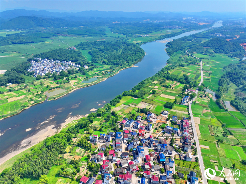 德興市香屯街道柏垣村，鱗次櫛比的房屋與蜿蜒的樂安江相映成景，構成一幅河暢、水清、岸綠的和美鄉村畫卷。人民網 朱海鵬攝