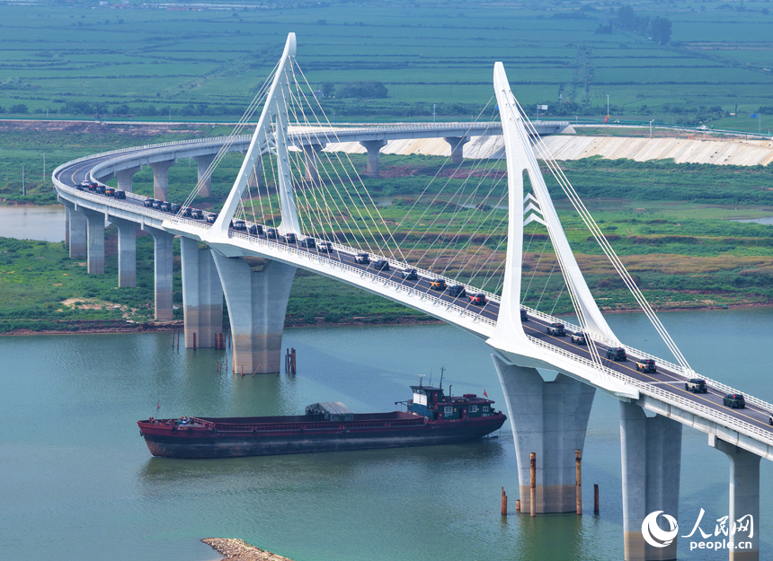 從空中俯瞰鐵河大橋，如一只凌波展翅的白鶴躍然于贛江之上。人民網記者 毛思遠攝