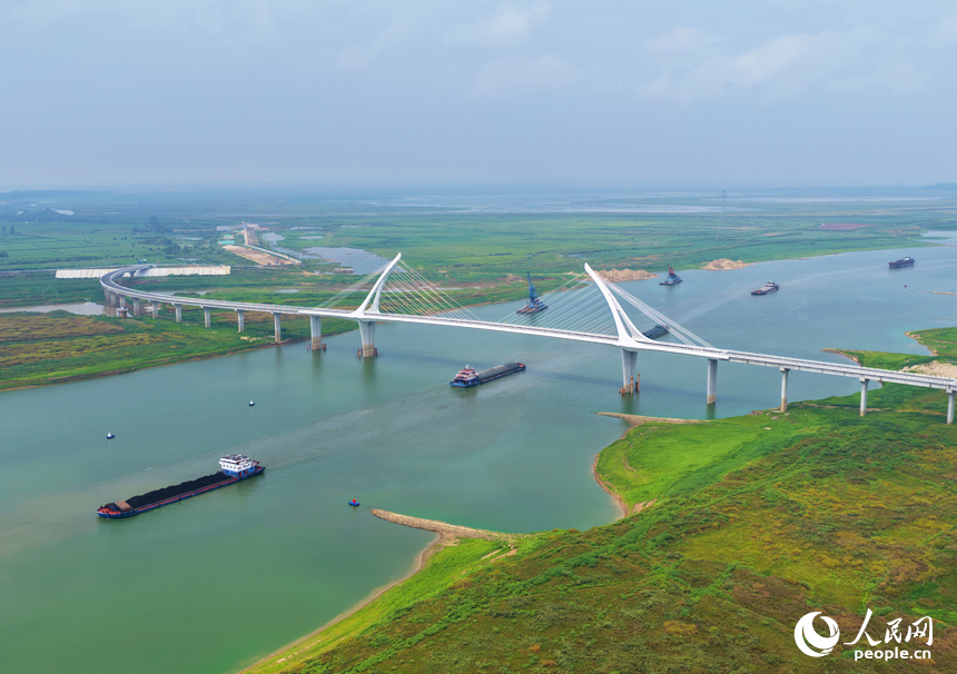 從空中俯瞰鐵河大橋，如一只凌波展翅的白鶴躍然于贛江之上。人民網記者 毛思遠攝