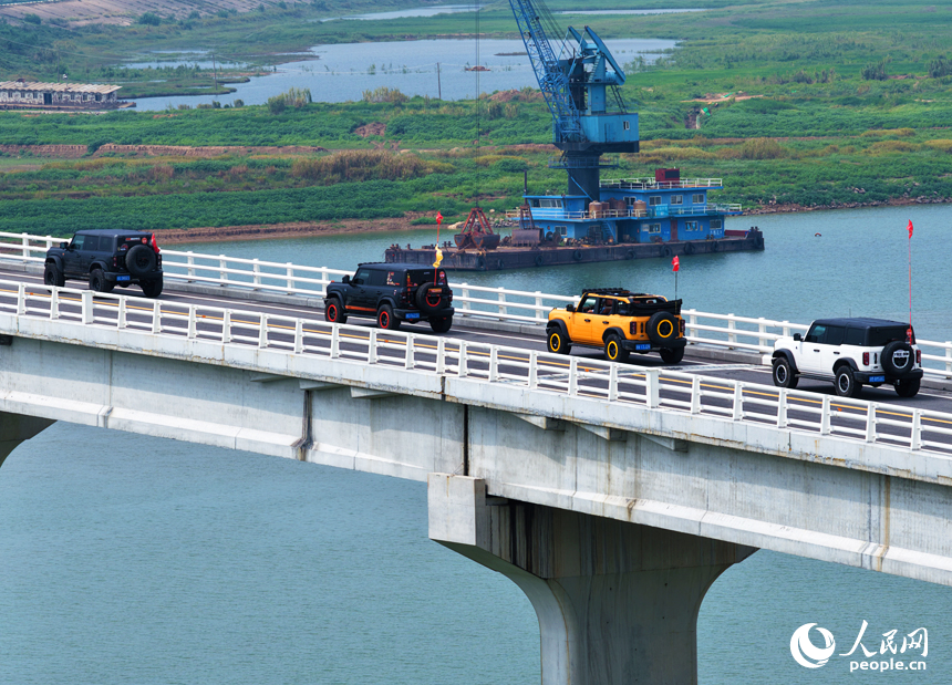 旅游車隊在大橋上行駛。人民網記者 毛思遠攝