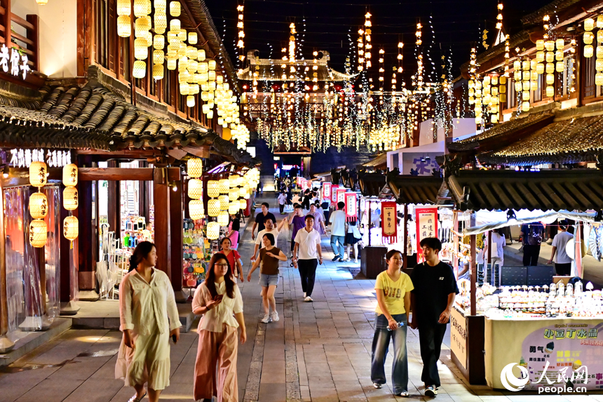 贛州市章貢區江南宋城歷史文化街區，燈光璀璨，游人如織。人民網 朱海鵬攝