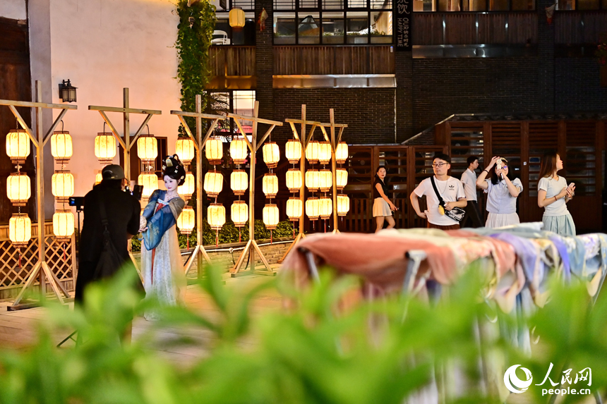 贛州市章貢區江南宋城歷史文化街區，燈光璀璨，游人如織。人民網 朱海鵬攝