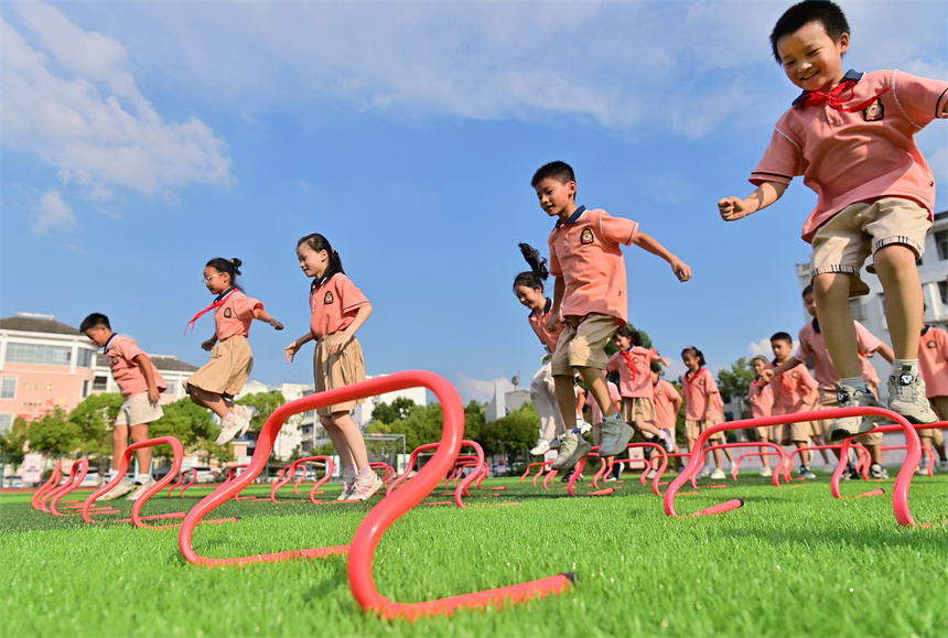 操場上，學生們在參加跨越障礙欄活動。鄧龍華攝