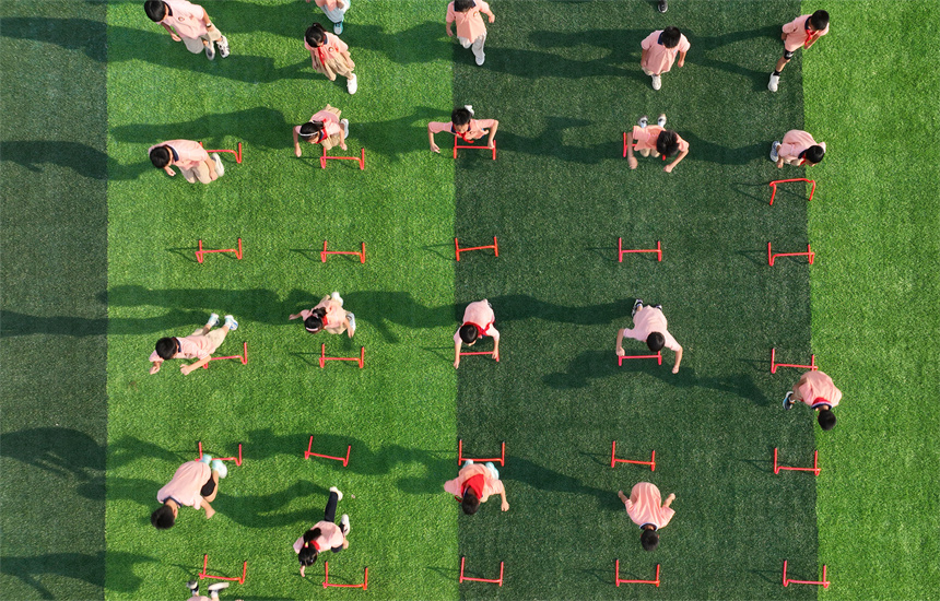 操場上，學生們在參加跨越障礙欄活動。鄧龍華攝