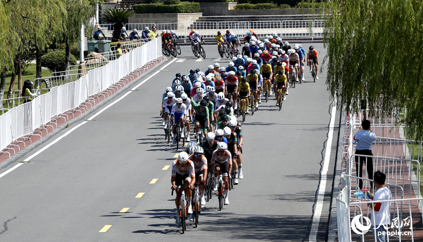 第十三屆環鄱陽湖國際自行車大賽永修站16日在永修縣吳城鎮啟航，圖為選手們在賽道競速。人民網記者 時雨攝