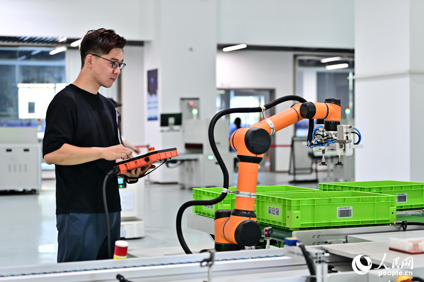 技術員在進行智能制造系統測算和模型訓練。人民網 朱海鵬攝