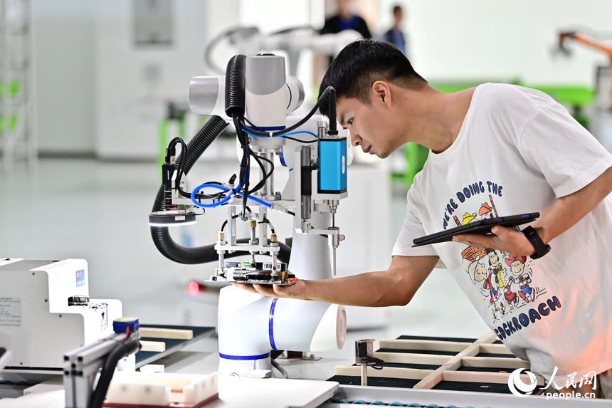 技術員在進行智能制造系統測算和模型訓練。人民網 朱海鵬攝