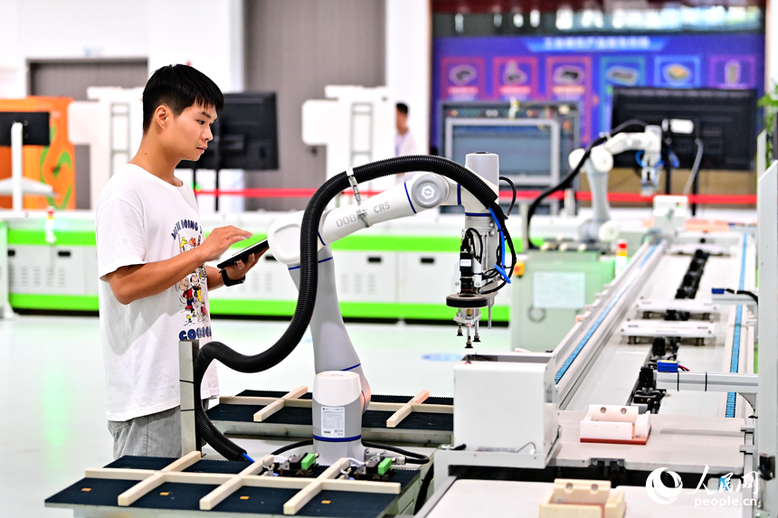 技術員在進行智能制造系統測算和模型訓練。人民網 朱海鵬攝