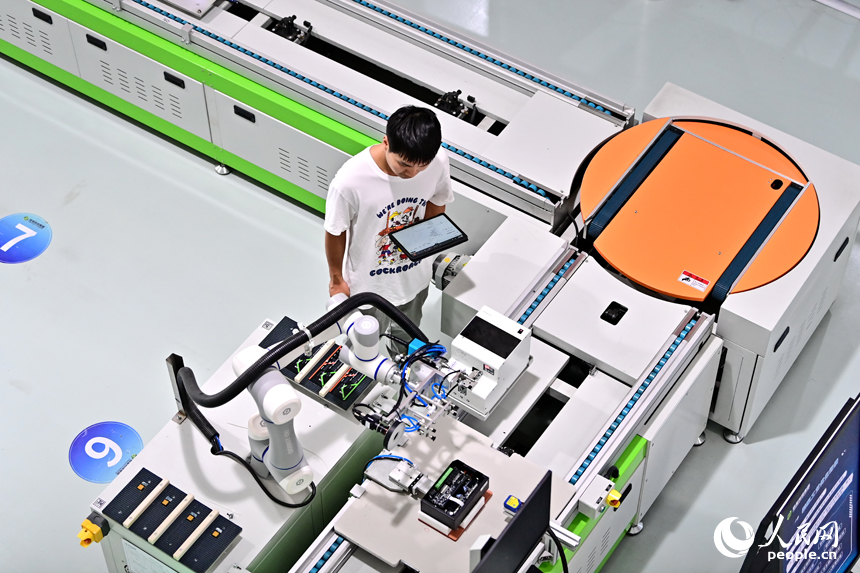 技術員在進行智能制造系統測算和模型訓練。人民網 朱海鵬攝