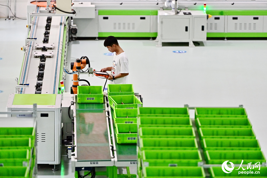 技術員在進行智能制造系統測算和模型訓練。人民網 朱海鵬攝