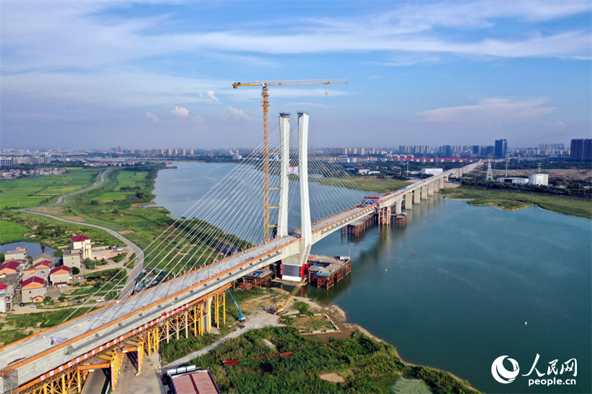 昌九高鐵隆興大橋跨贛江南支主橋成功合龍，這也標志著昌九高鐵隆興大橋跨贛江主橋全部合龍。人民網記者 時雨攝