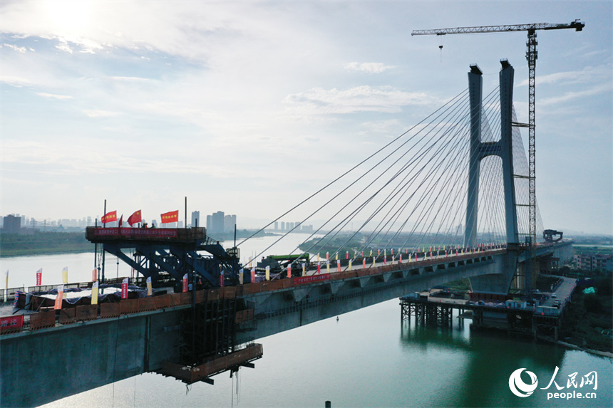 昌九高鐵隆興大橋跨贛江南支主橋成功合龍，這也標志著昌九高鐵隆興大橋跨贛江主橋全部合龍。人民網記者 時雨攝