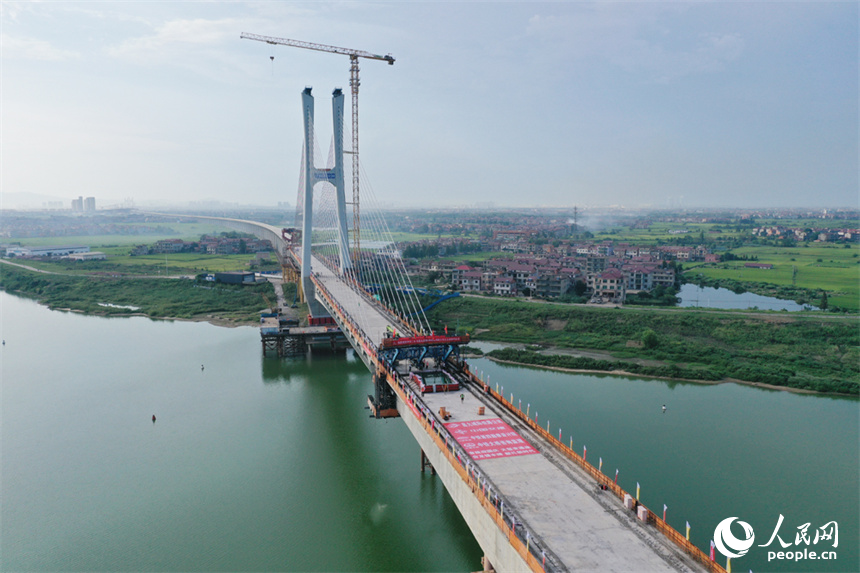 昌九高鐵隆興大橋跨贛江南支主橋成功合龍，這也標志著昌九高鐵隆興大橋跨贛江主橋全部合龍。人民網記者 時雨攝