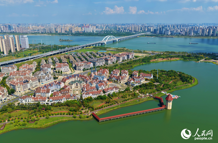 秋日的南昌九龍湖公園，呈現出一幅“水清岸綠、城水相融”的生態畫卷。人民網記者 毛思遠攝