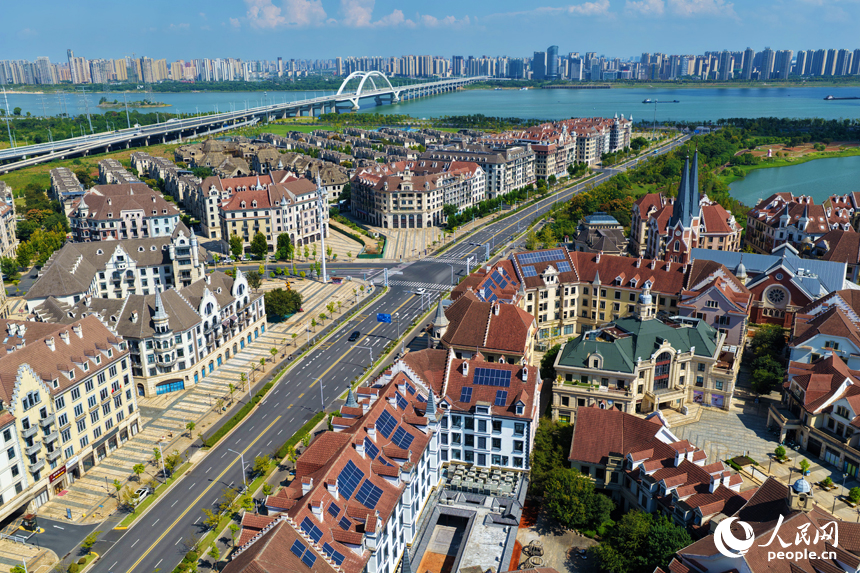 秋日的南昌九龍湖公園，呈現出一幅“水清岸綠、城水相融”的生態畫卷。人民網記者 毛思遠攝