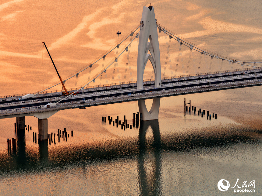 吉安市泰和縣澄江大橋建設工地，工人在進行橋梁建設收尾施工。人民網 朱海鵬攝