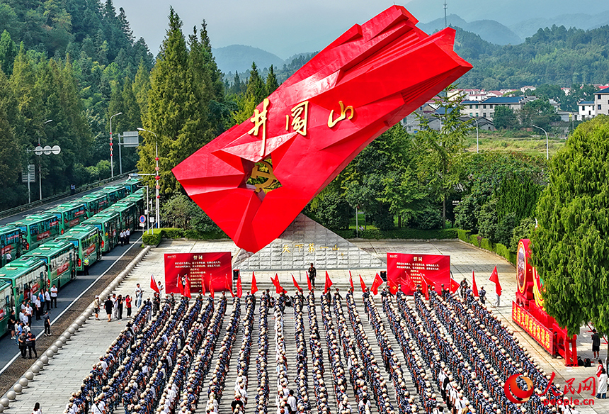 井岡山市井岡山紅旗廣場，來自吉安市的2600余名高一新生在開展新學期“我的井岡行”紅色研學活動。人民網 朱海鵬攝