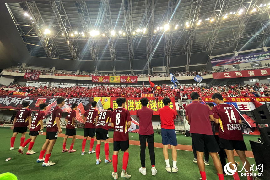 南昌隊隊員賽后致謝主隊球迷。人民網記者 毛思遠攝
