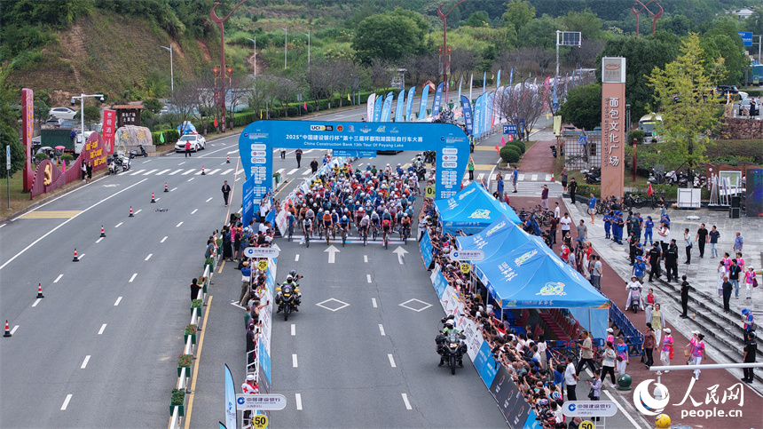 選手們騎行比賽中。人民網記者 時雨攝