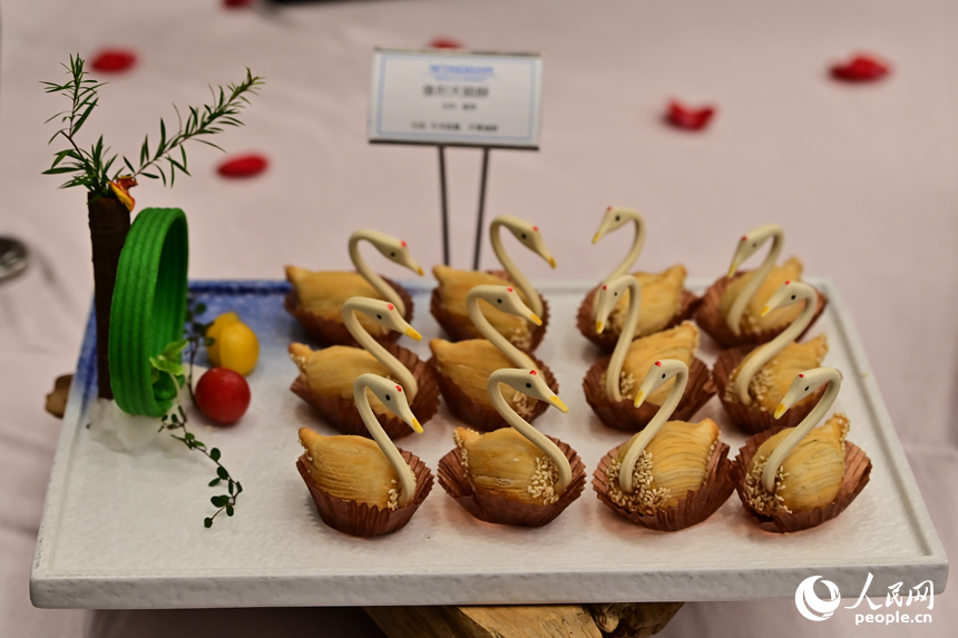 2025年“樟幫十味·藥都宴”首屆藥膳評選大賽現場展示的特色美食。人民網 朱海鵬攝