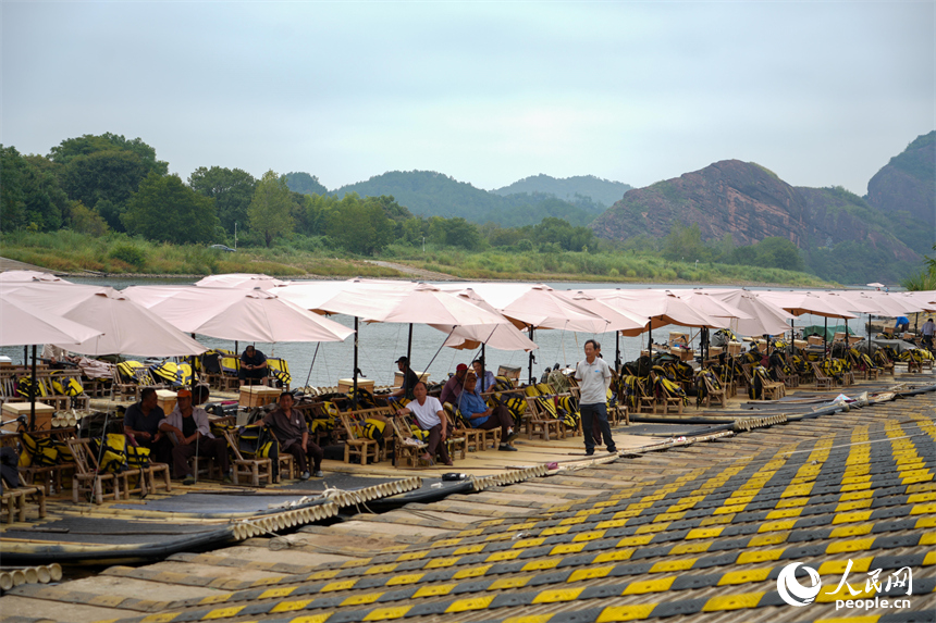 龍虎山風景名勝區里，竹筏工正在等待游客。人民網 涂詩軒攝