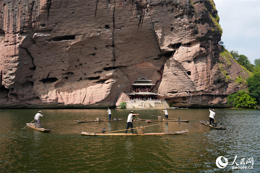 瀘溪河上，正上演鸕鶿捕魚表演。人民網 涂詩軒攝