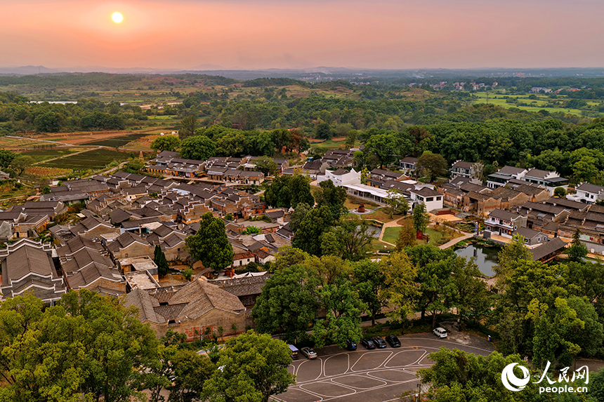 吉安市吉州區興橋鎮釣源古村,一棟棟修葺一新的贛派古建筑煥發新活力,吸引不少游客前來游玩。人民網 朱海鵬攝