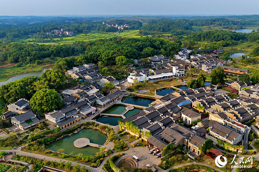 吉安市吉州區興橋鎮釣源古村,一棟棟修葺一新的贛派古建筑煥發新活力,吸引不少游客前來游玩。人民網 朱海鵬攝