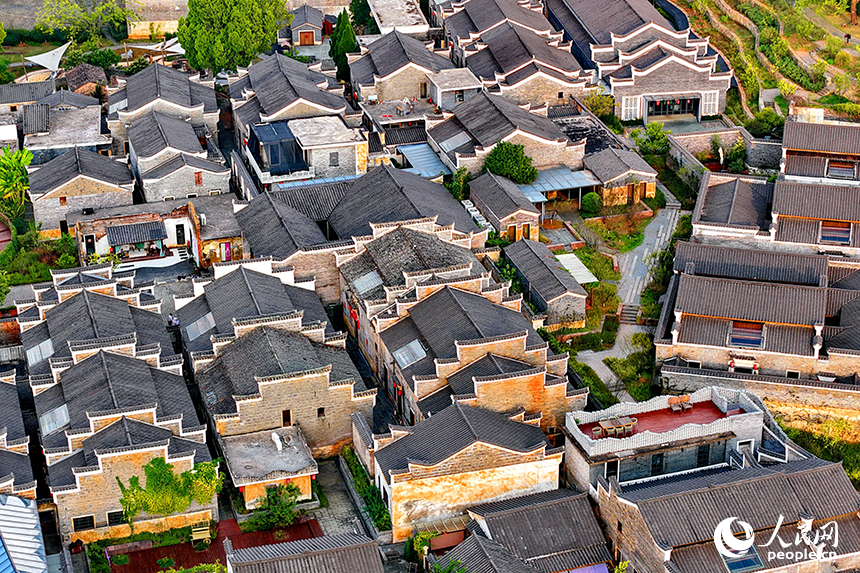 吉安市吉州區興橋鎮釣源古村,一棟棟修葺一新的贛派古建筑煥發新活力,吸引不少游客前來游玩。人民網 朱海鵬攝