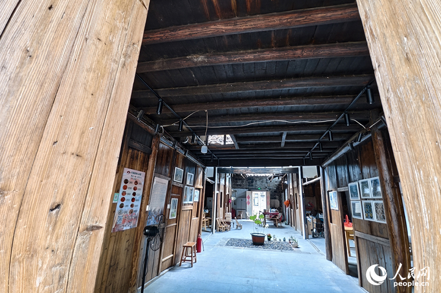 老街內的民居依然有人居住，讓老街保持活力。人民網記者 時雨攝