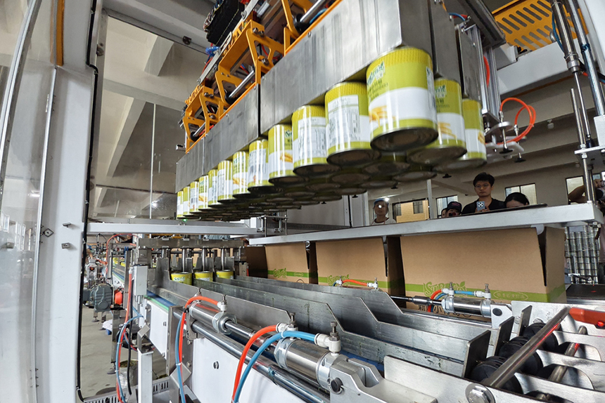 自動化設備正在將竹筍產品打包。人民網記者 時雨攝