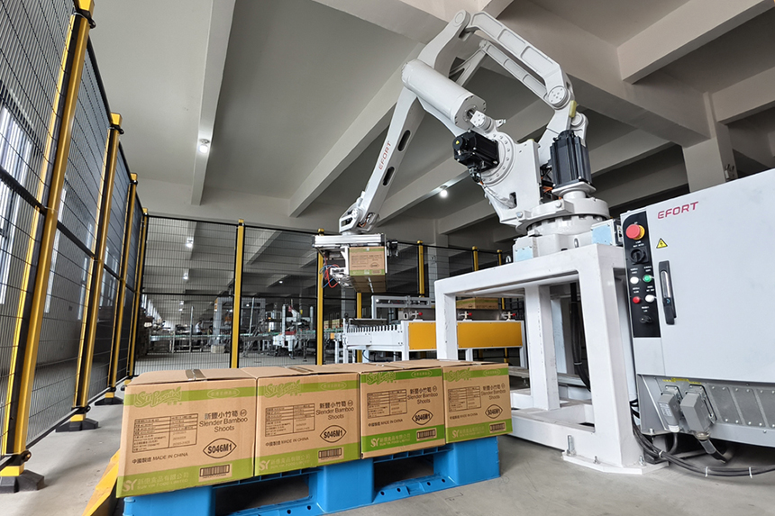 自動化設備正在將竹筍產品打包。人民網記者 時雨攝