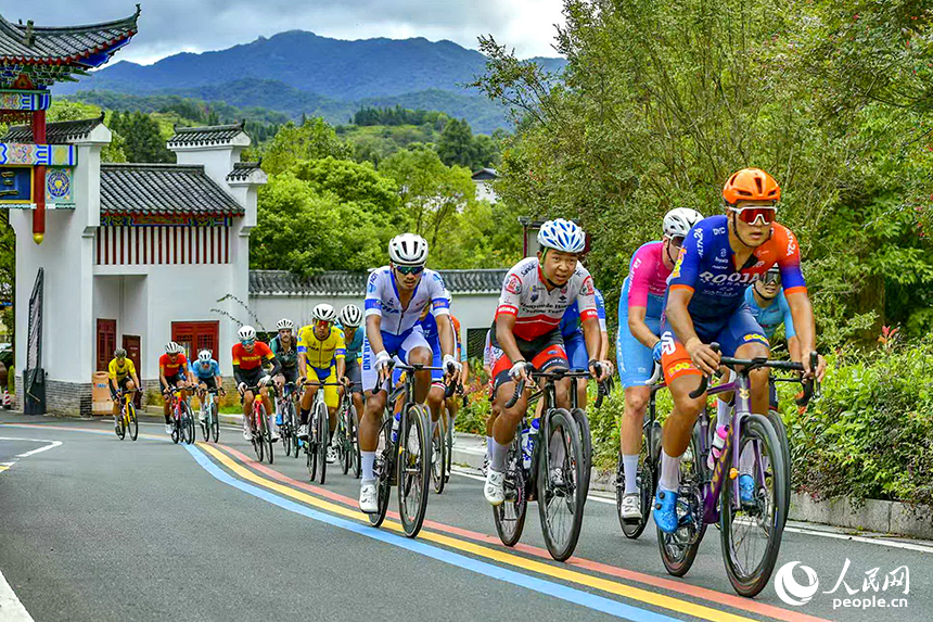 贛州市安遠縣，參賽選手正在進行自行車騎行比賽，樂享運動的快樂。人民網 朱海鵬攝
