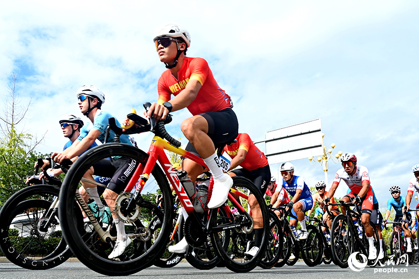 贛州市安遠縣，參賽選手正在進行自行車騎行比賽，樂享運動的快樂。人民網 朱海鵬攝