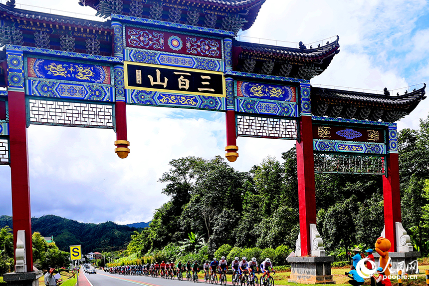 贛州市安遠縣，參賽選手正在進行自行車騎行比賽，樂享運動的快樂。人民網 朱海鵬攝