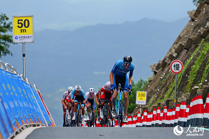 贛州市安遠縣，參賽選手正在進行自行車騎行比賽，樂享運動的快樂。人民網 朱海鵬攝