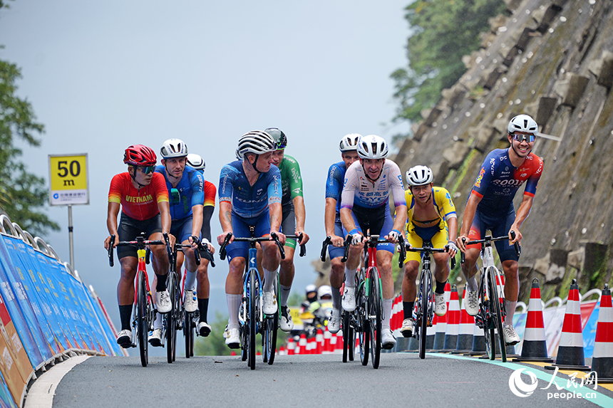 贛州市安遠縣，參賽選手正在進行自行車騎行比賽，樂享運動的快樂。人民網 朱海鵬攝