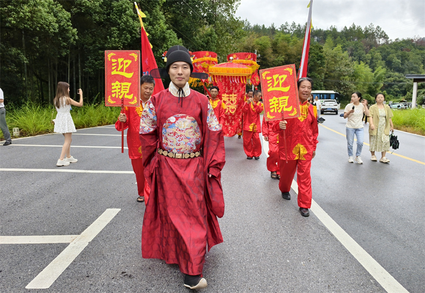 “傳統花轎竹筏迎親”民俗表演生動還原古代村民迎親場景，成為景區文化體驗的新亮點。人民網記者 時雨攝