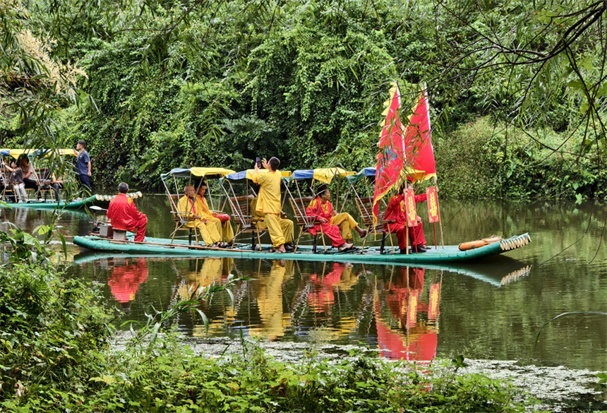 “傳統花轎竹筏迎親”民俗表演生動還原古代村民迎親場景，成為景區文化體驗的新亮點。人民網記者 時雨攝