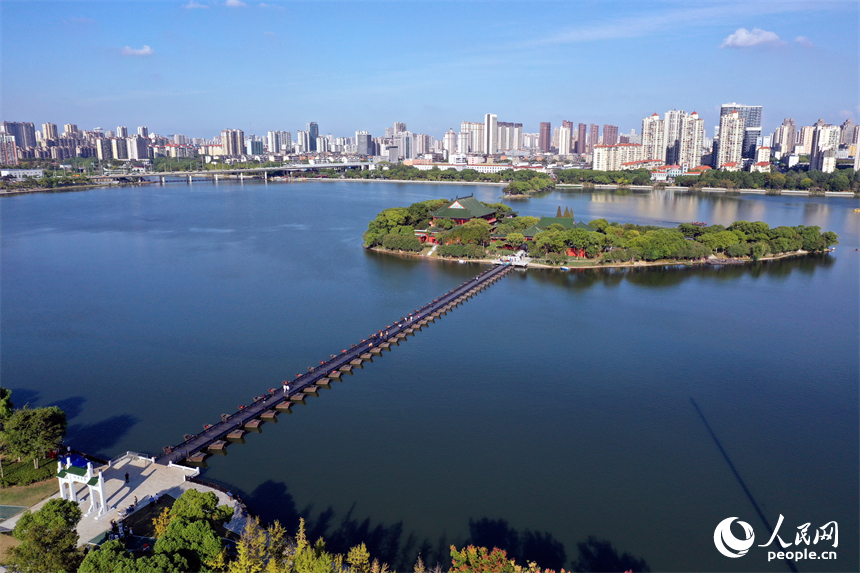 由39艘鋼浮船拼接而成的浮橋連接象湖西岸與湖心島豫章書院。人民網記者 時雨攝