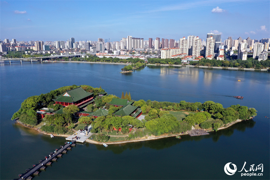 豫章書院靜臥湖中，國慶節前夕，書院將正式開門迎客。人民網記者 時雨攝