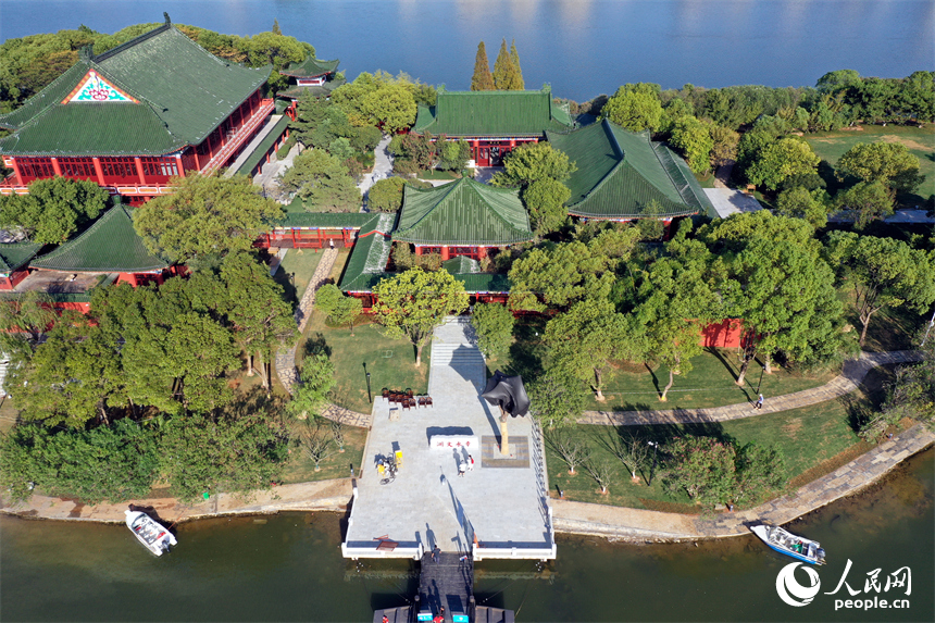 豫章書院靜臥湖中，國慶節前夕，書院將正式開門迎客。人民網記者 時雨攝