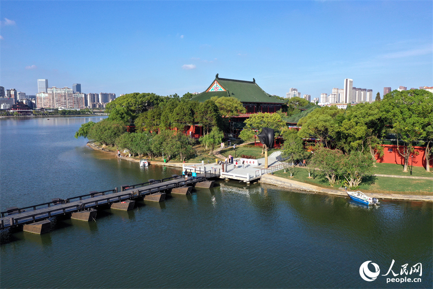 豫章書院靜臥湖中，國慶節前夕，書院將正式開門迎客。人民網記者 時雨攝